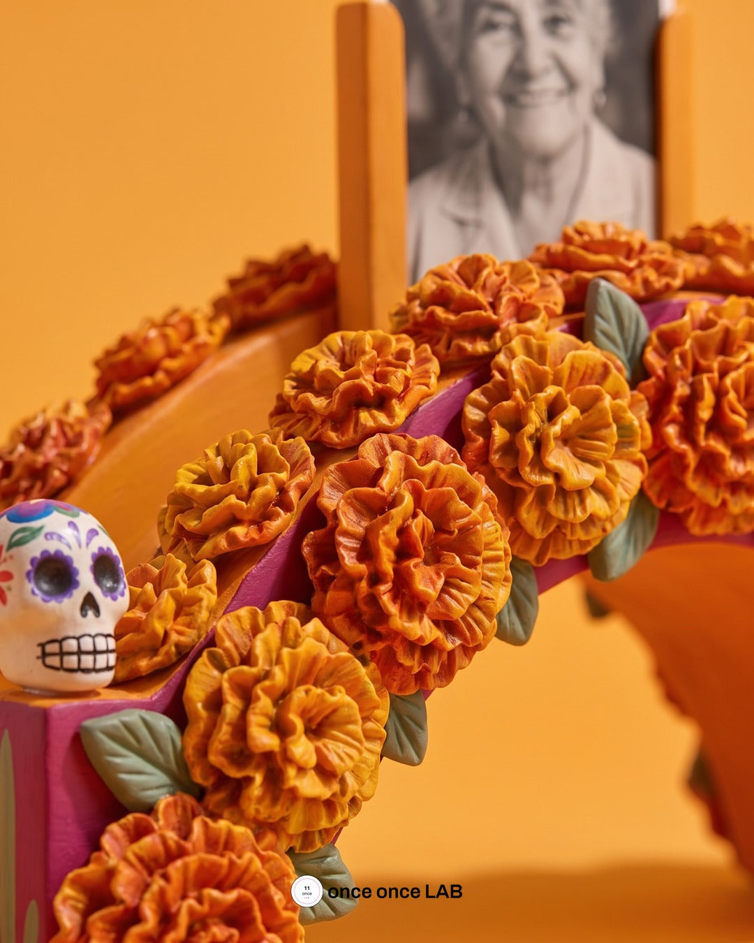 Puente de Cempasúchil — Portarretrato para Ofrenda de Día de Muertos — once once LAB