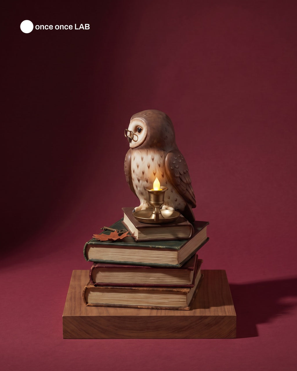 Búho Dark Academia sobre Libros con Vela LED — Portavela de Otoño y Halloween — Once Once Lab