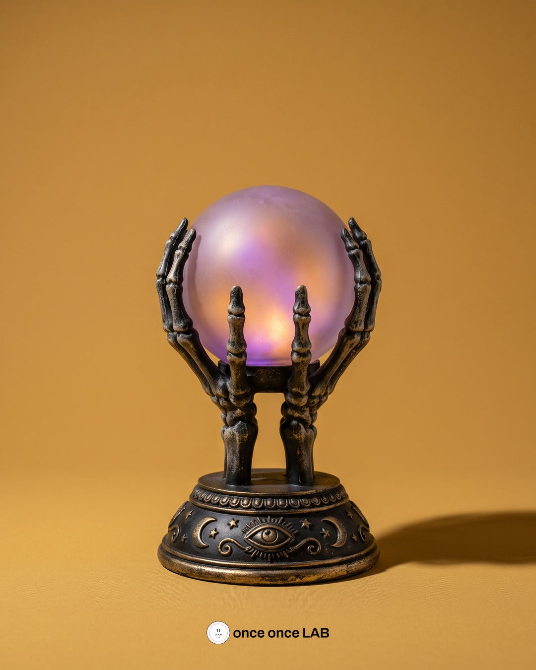Bola de Cristal de Adivina con Manos de Esqueleto — Lámpara LED Vintage de Halloween — once once LAB
