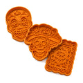 Set de 3 cortadores de galletas de Día de Muertos con sello junto a galletas