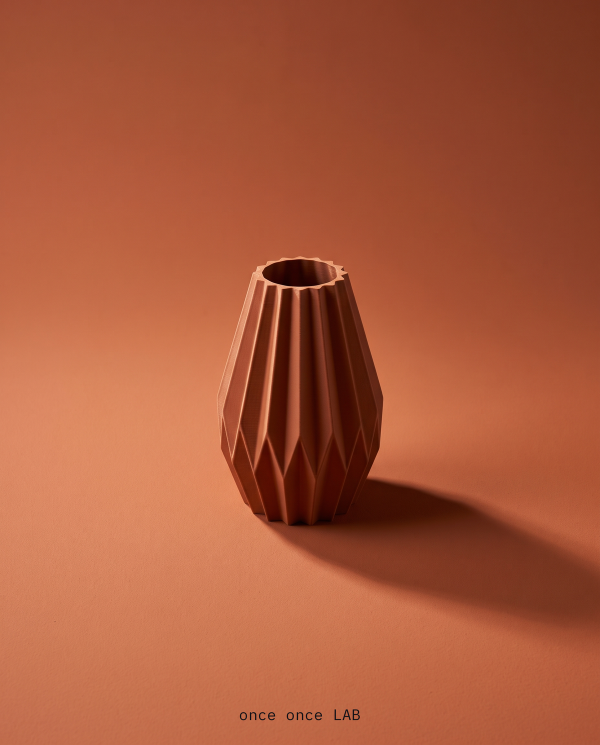 Jarrón Facetado — Acabado Mate que Enamora (Terracota) — vista 1 | once once LAB