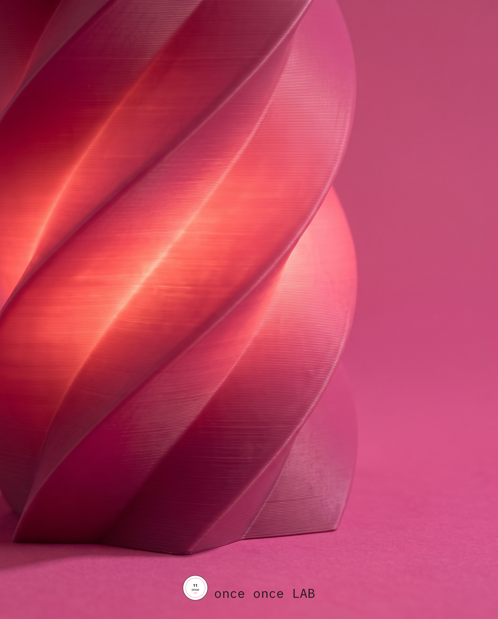 Lámpara de Mesa Escultural Espiral — Luz Cálida Ambiental (Rosa) — vista 2 | once once LAB