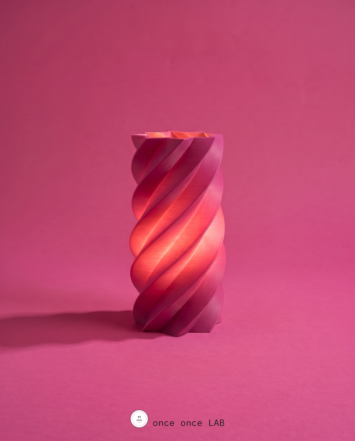 Lámpara de Mesa Escultural Espiral — Luz Cálida Ambiental (Rosa) — vista 3 | once once LAB