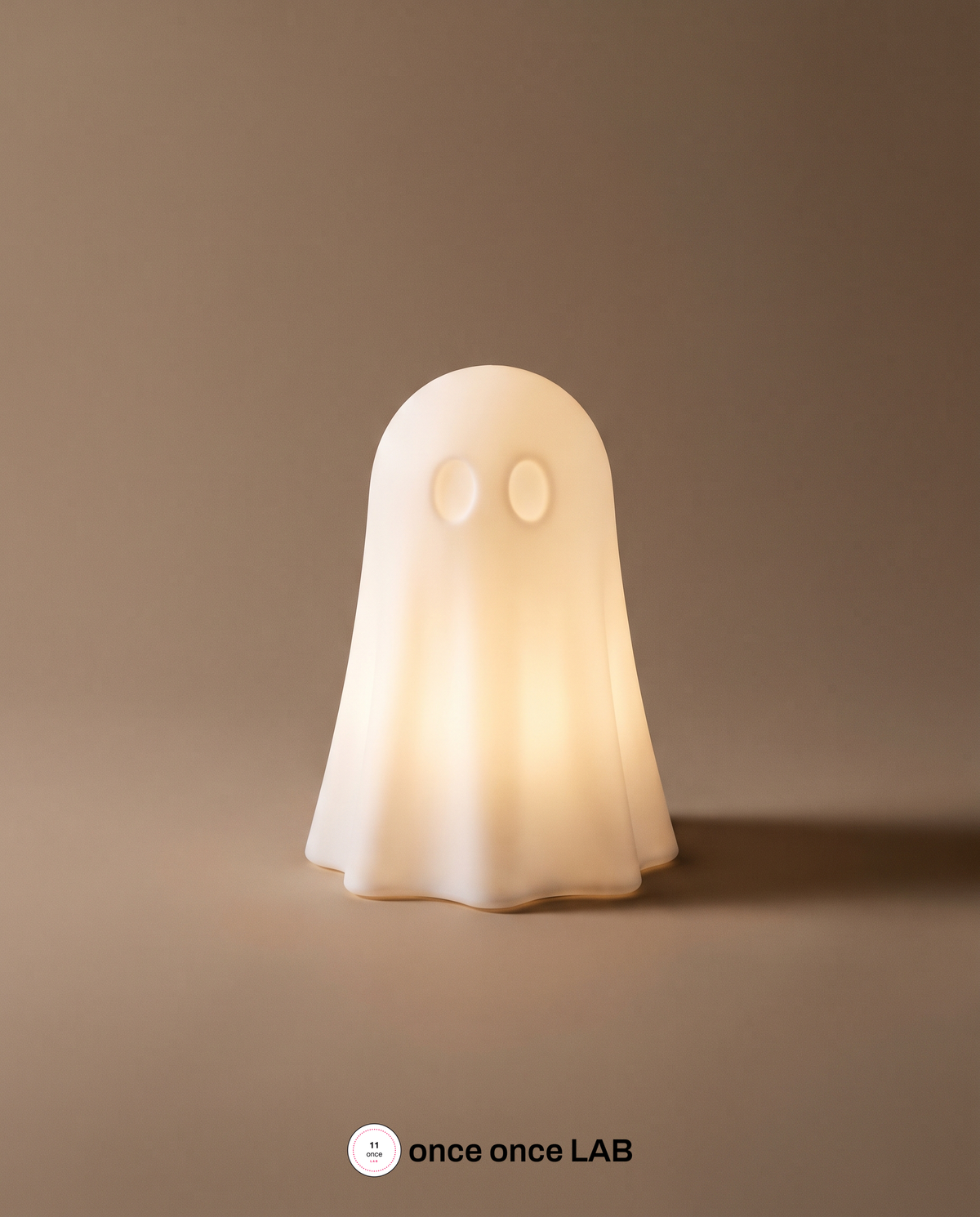 Lámpara con forma de fantasma encendida con luz cálida en una recámara