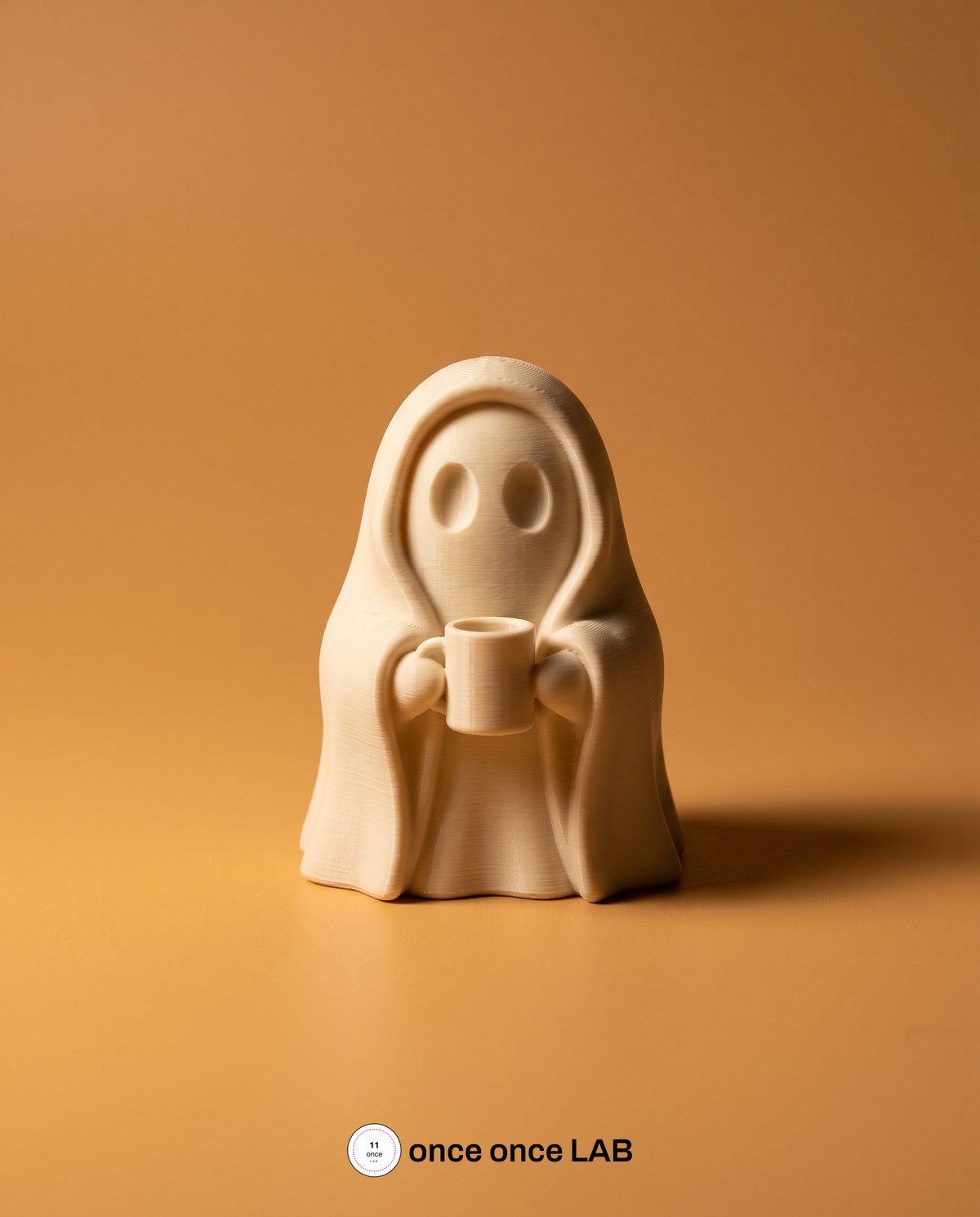 Fantasma decorativo con cobija y taza de café sobre una repisa