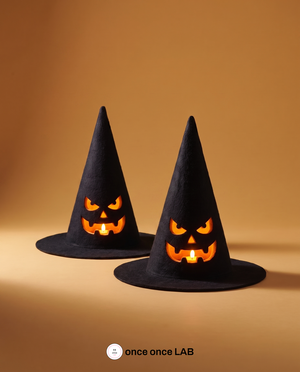 Par de sombreros de bruja iluminados con luz ambiental en la oscuridad