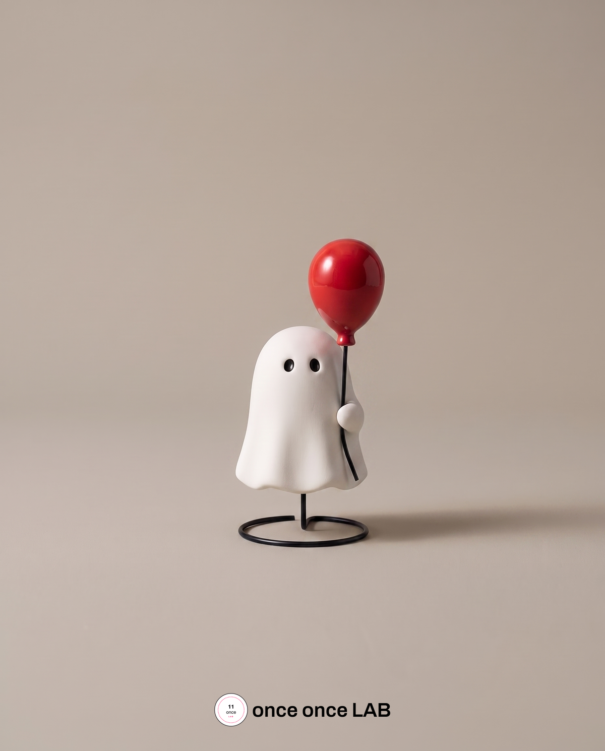 Fantasma decorativo sosteniendo un globo sobre base redonda