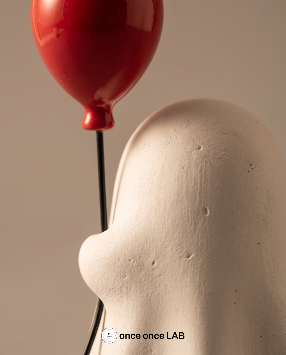 Fantasma con Globo — Figura Decorativa en Base — vista 3 | once once LAB