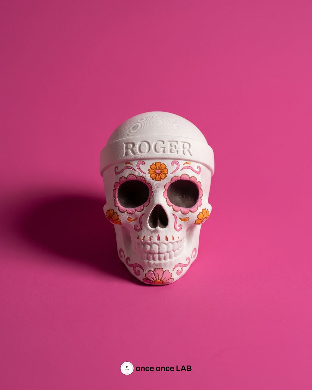 Calaverita personalizada con nombre en la frente y flores de cempasúchil