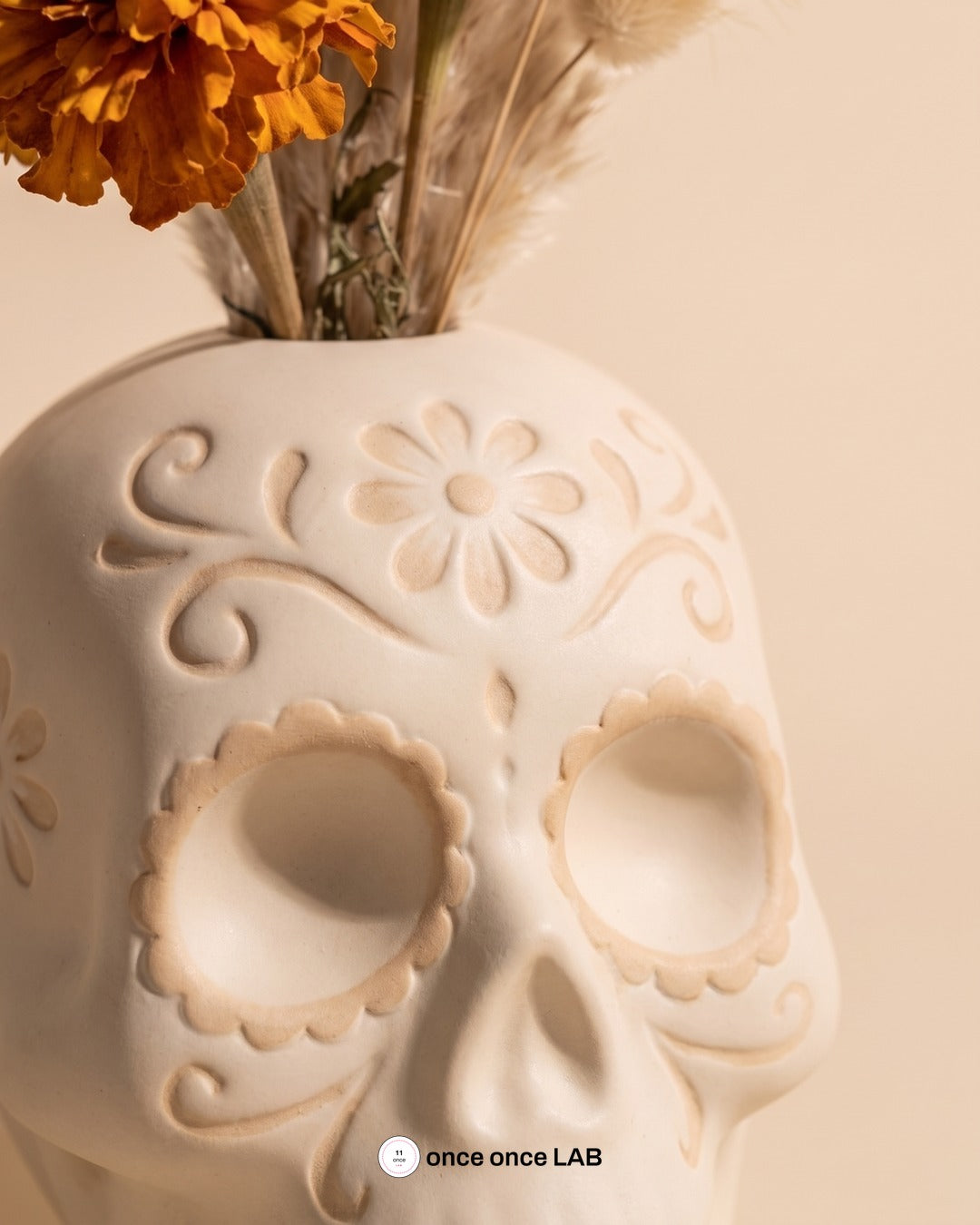 Florero Calavera Crema — Ofrenda Aesthetic de Día de Muertos — once once LAB
