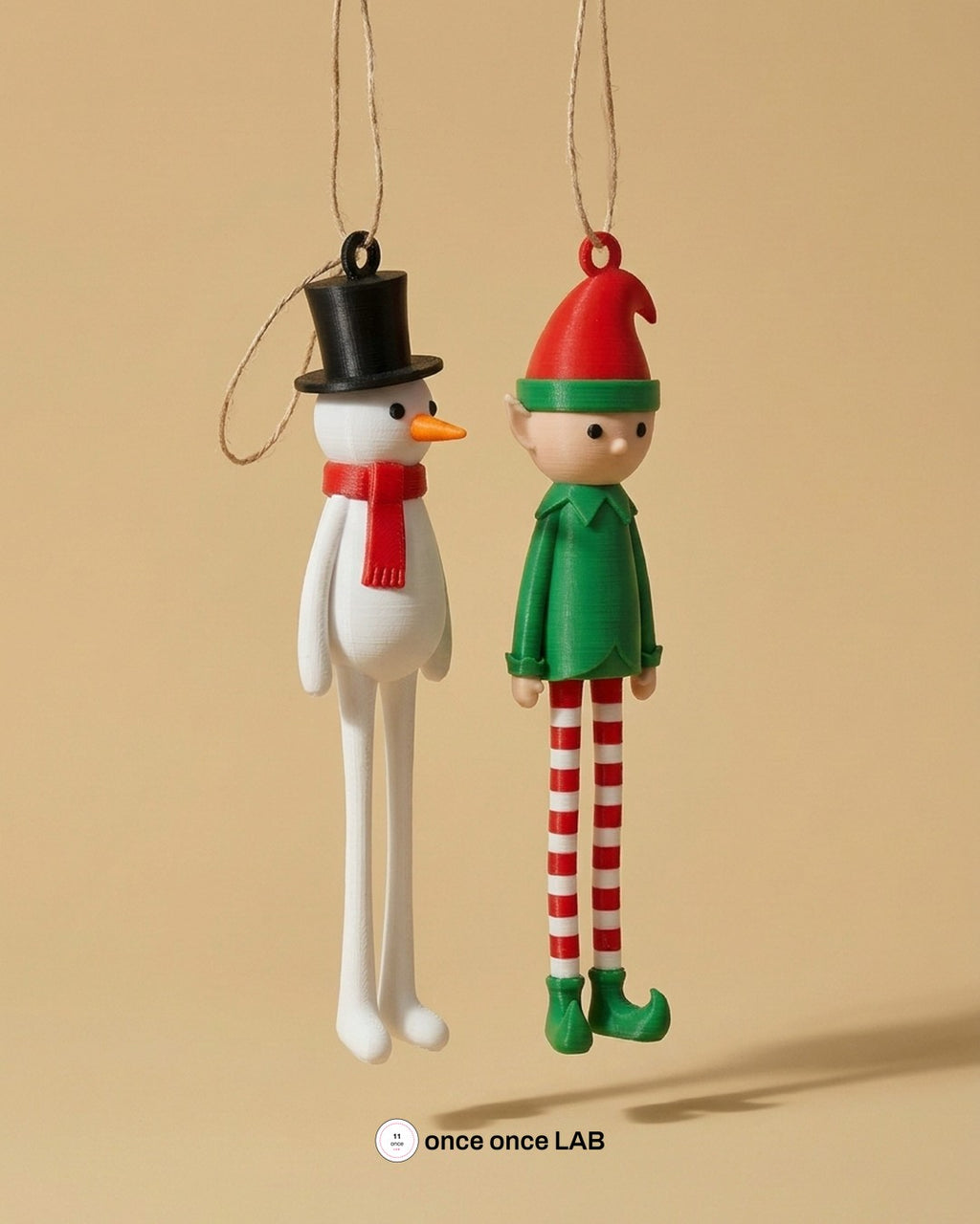 Par de Adornos Larguchos Muñeco de Nieve y Duende — Colgantes Navideños 18 cm — Once Once Lab