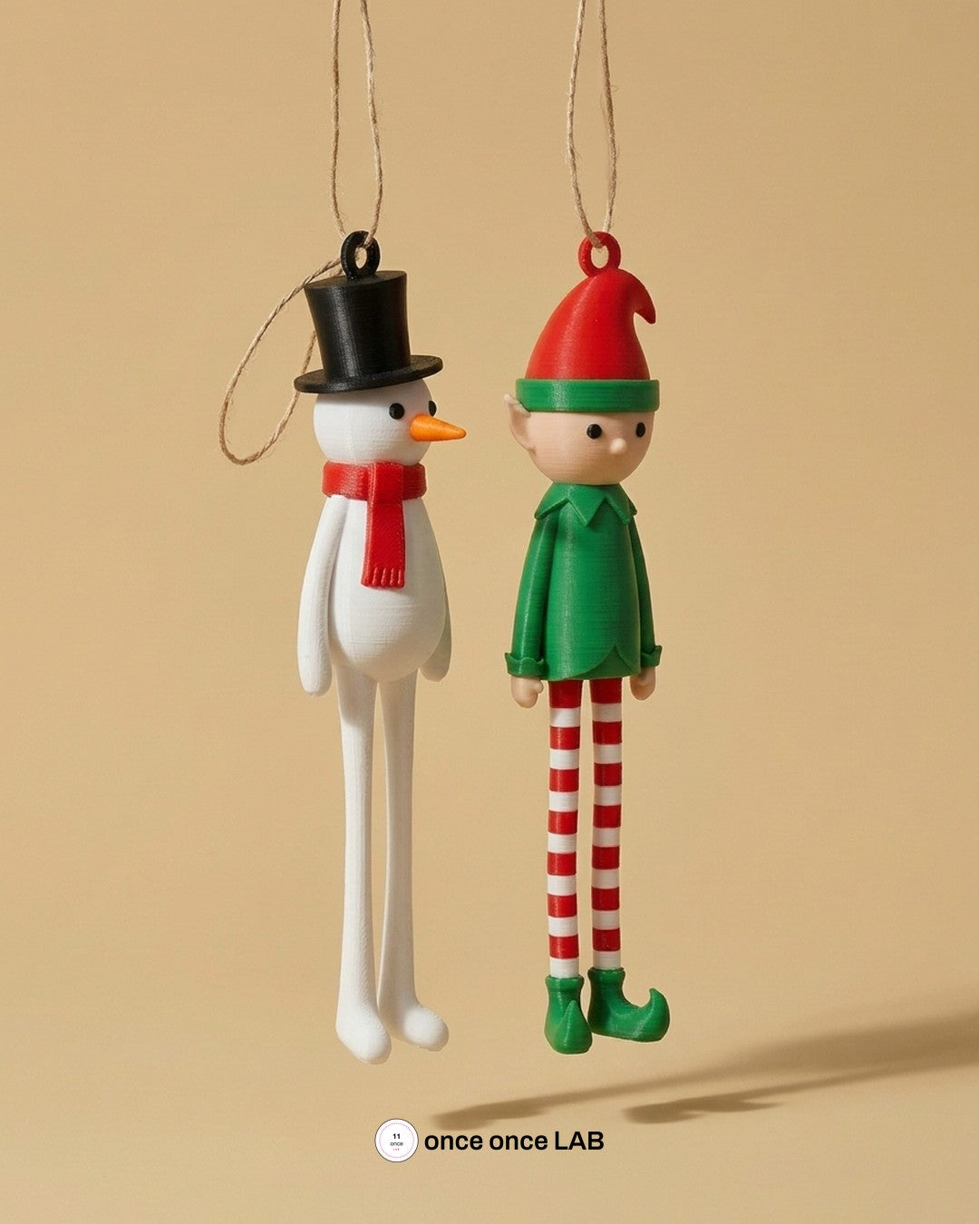 Par de Adornos Larguchos Muñeco de Nieve y Duende — Colgantes Navideños 18 cm — Once Once Lab