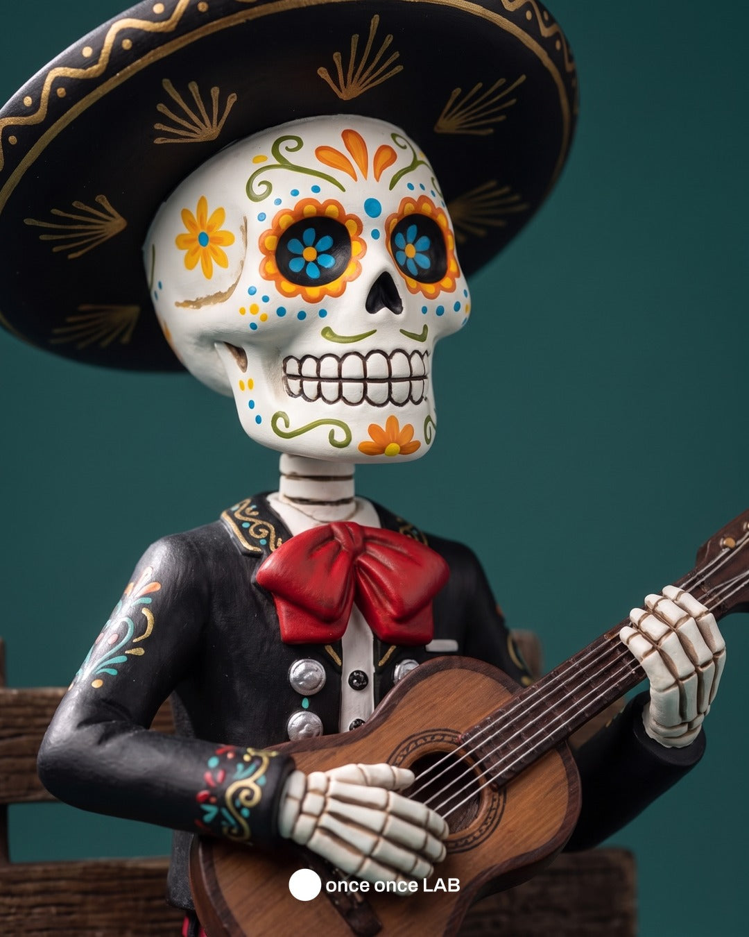 Calaverita Mariachi con Guitarra — Figura para Ofrenda de Día de Muertos — once once LAB