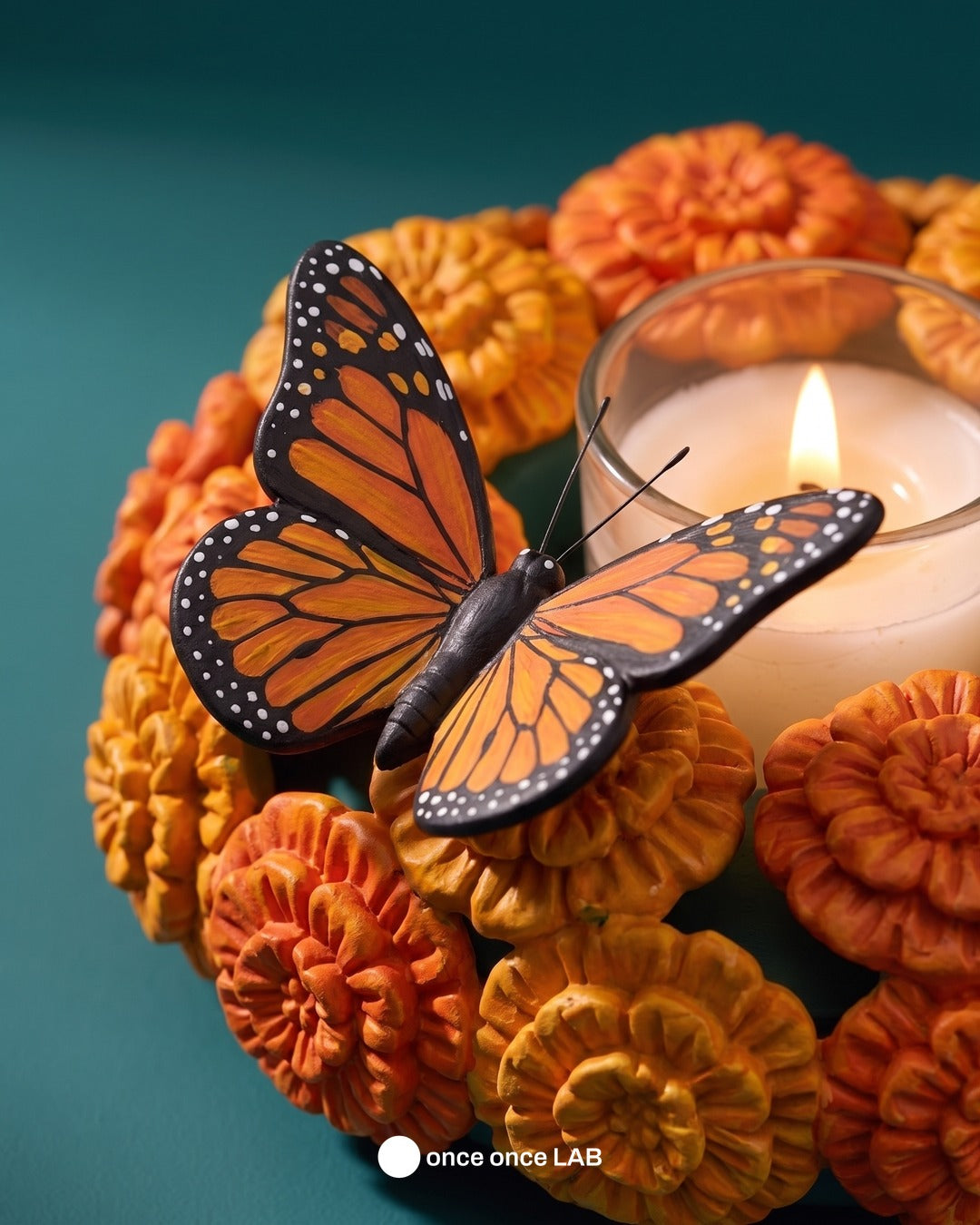 Portaveladora Mariposa Monarca con Cempasúchil — Ofrenda de Día de Muertos — once once LAB