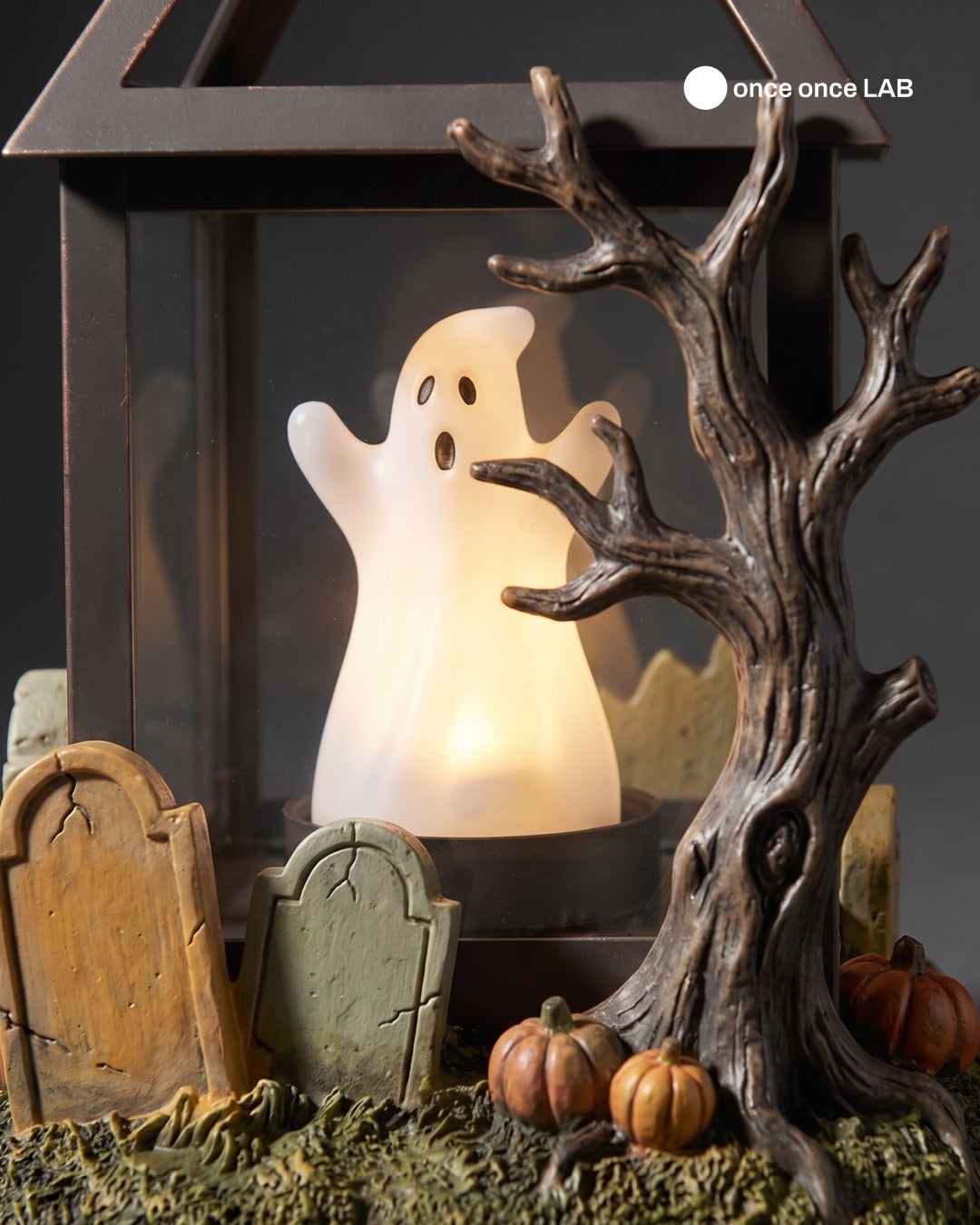 Cementerio Embrujado con Fantasma — Linterna LED Vintage de Halloween — once once LAB