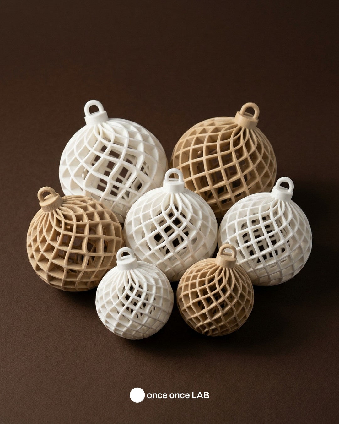 Set de 7 Esferas Lattice Champagne y Perla — Adornos Navideños 6, 8 y 10 cm — Once Once Lab