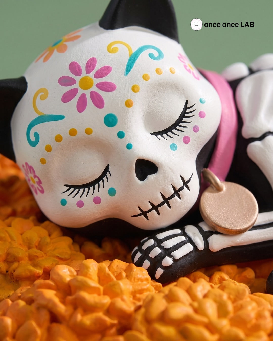 Gatito Calaverita Dormido en Cempasúchil — Figura para Ofrenda de Mascotas Día de Muertos — once once LAB