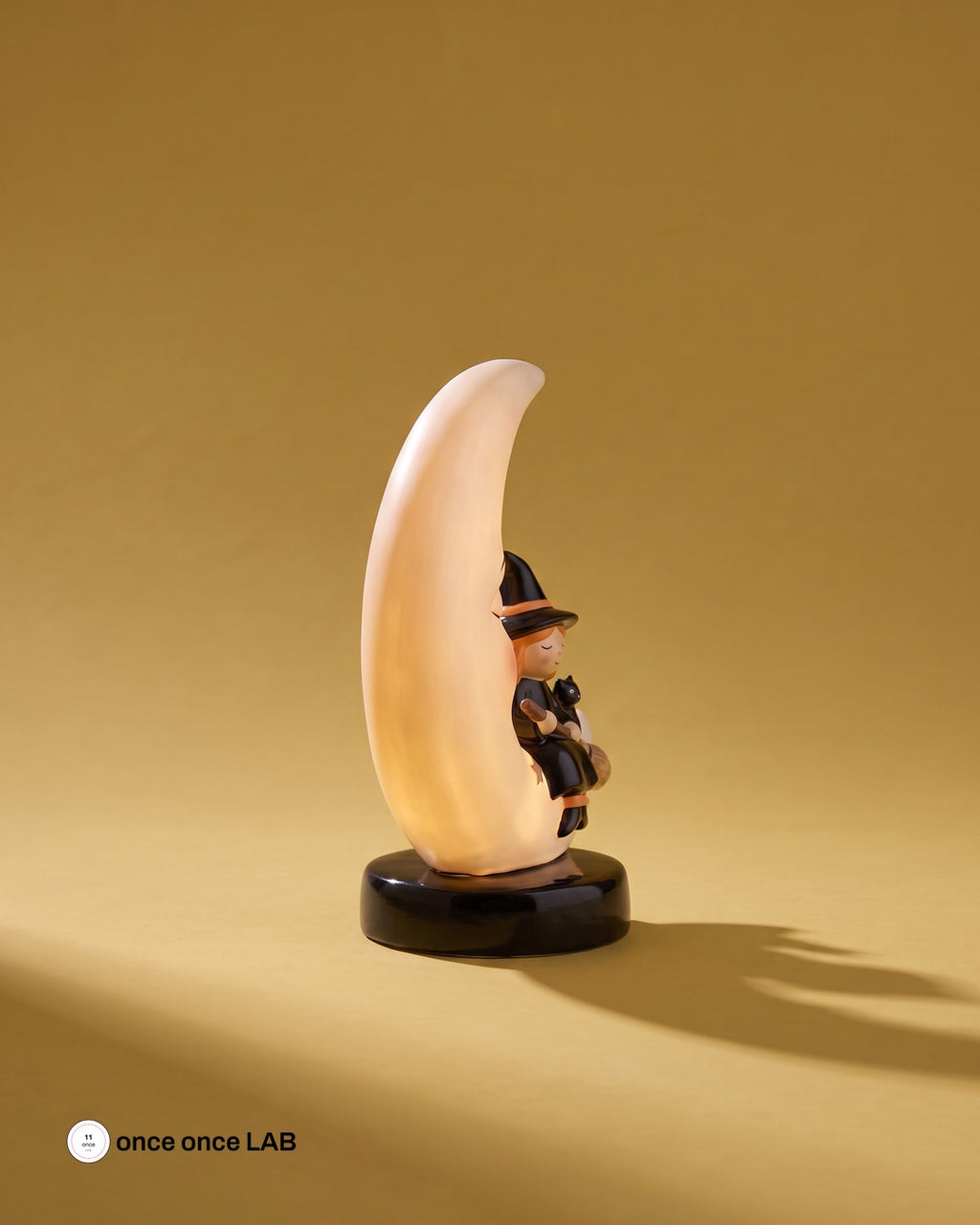 Brujita sobre la Luna con Gatito — Lámpara LED Vintage de Halloween — Once Once Lab