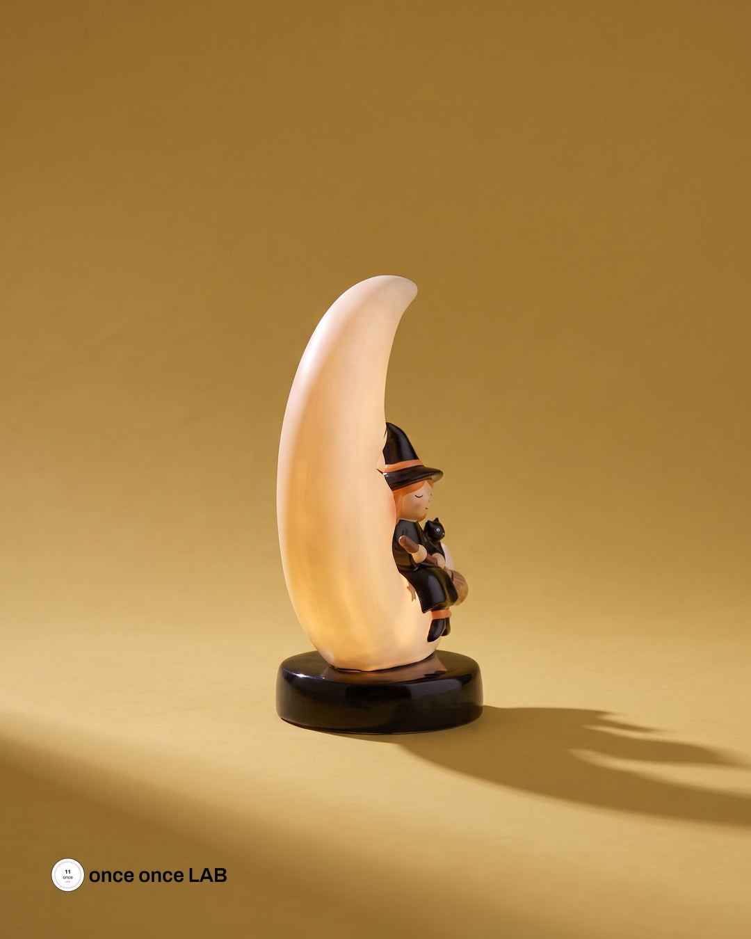 Brujita sobre la Luna con Gatito — Lámpara LED Vintage de Halloween — Once Once Lab