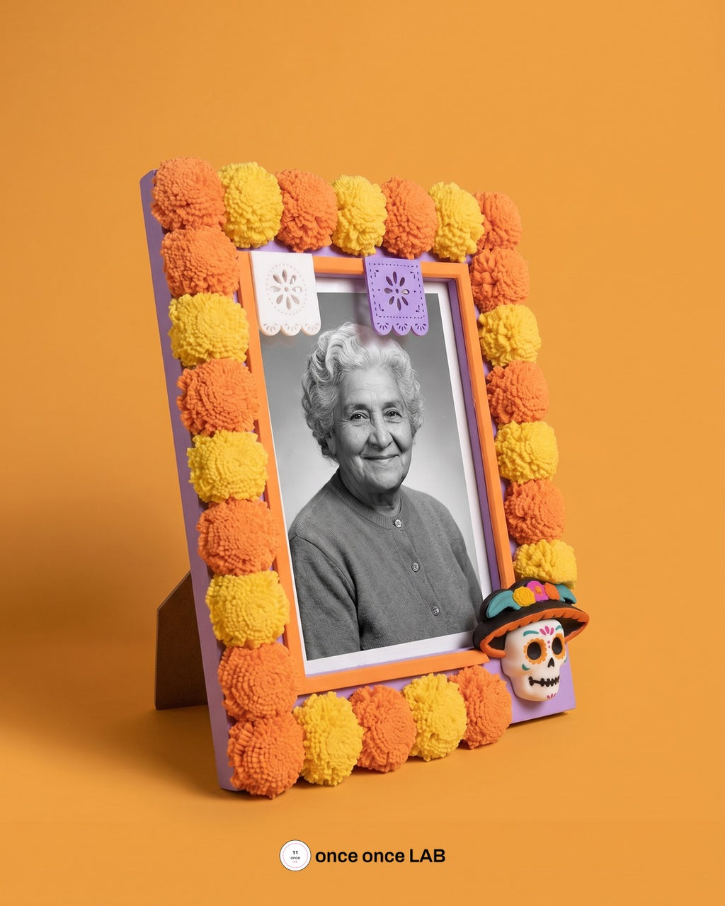 Portarretrato Día de Muertos con cempasúchil — once once LAB