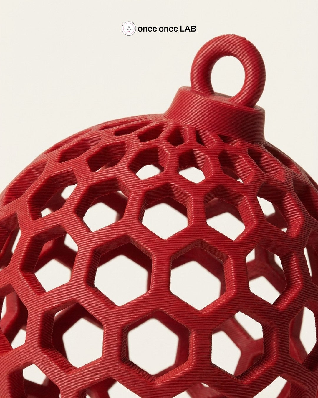Set de 7 Esferas Caladas Rojas — Adornos de Árbol Geométricos 8 cm — Once Once Lab