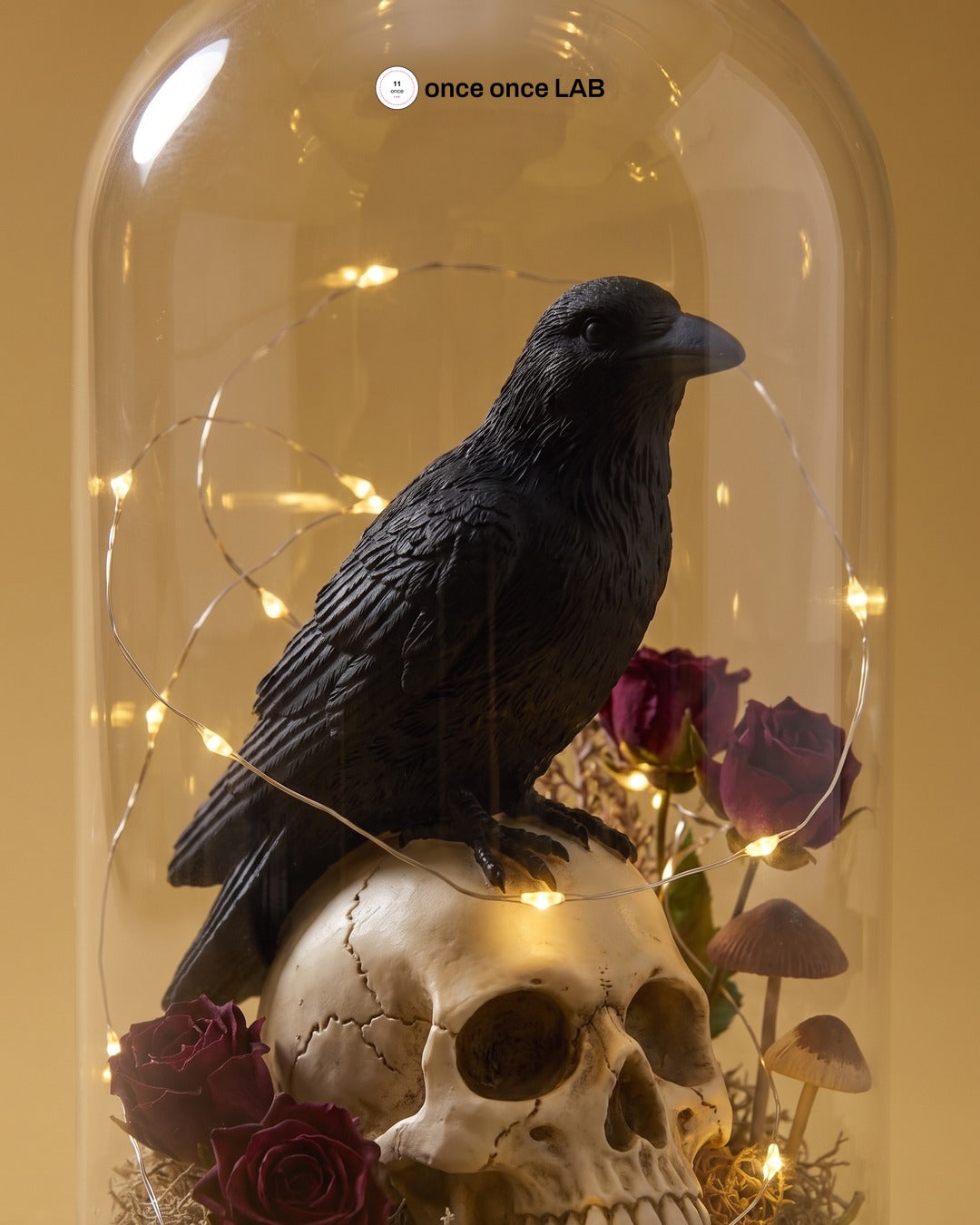Campana Gótica con Cuervo y Calavera — Lámpara LED de Gabinete de Curiosidades para Halloween — Once Once Lab