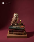 Búho Dark Academia sobre Libros con Vela LED — Portavela de Otoño y Halloween — Once Once Lab