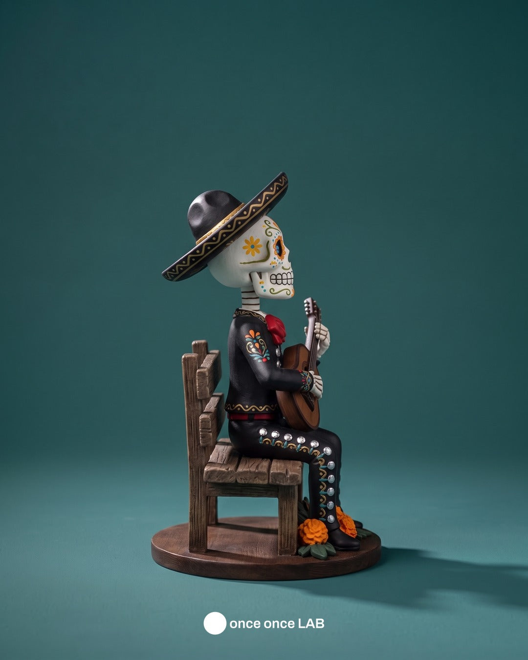 Calaverita Mariachi con Guitarra — Figura para Ofrenda de Día de Muertos — once once LAB