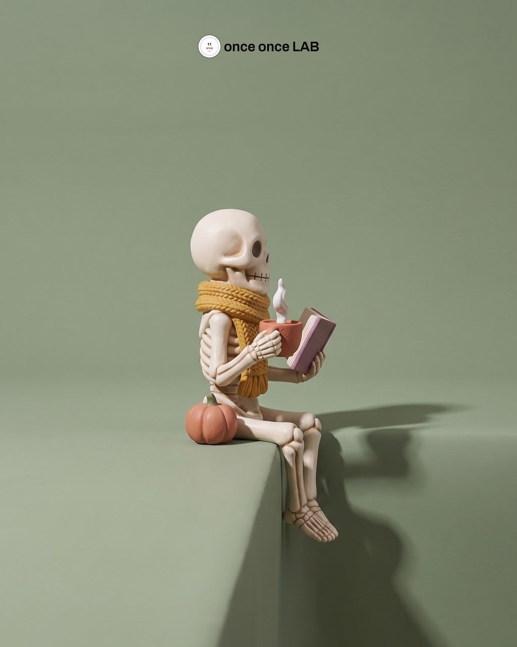 Esqueleto con Té y Libro — Figura para Repisa de Halloween en Tonos Tierra — once once LAB