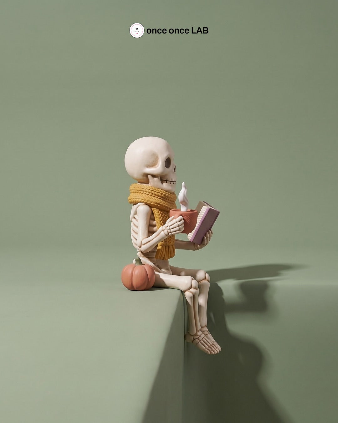 Esqueleto con Té y Libro — Figura para Repisa de Halloween en Tonos Tierra — once once LAB
