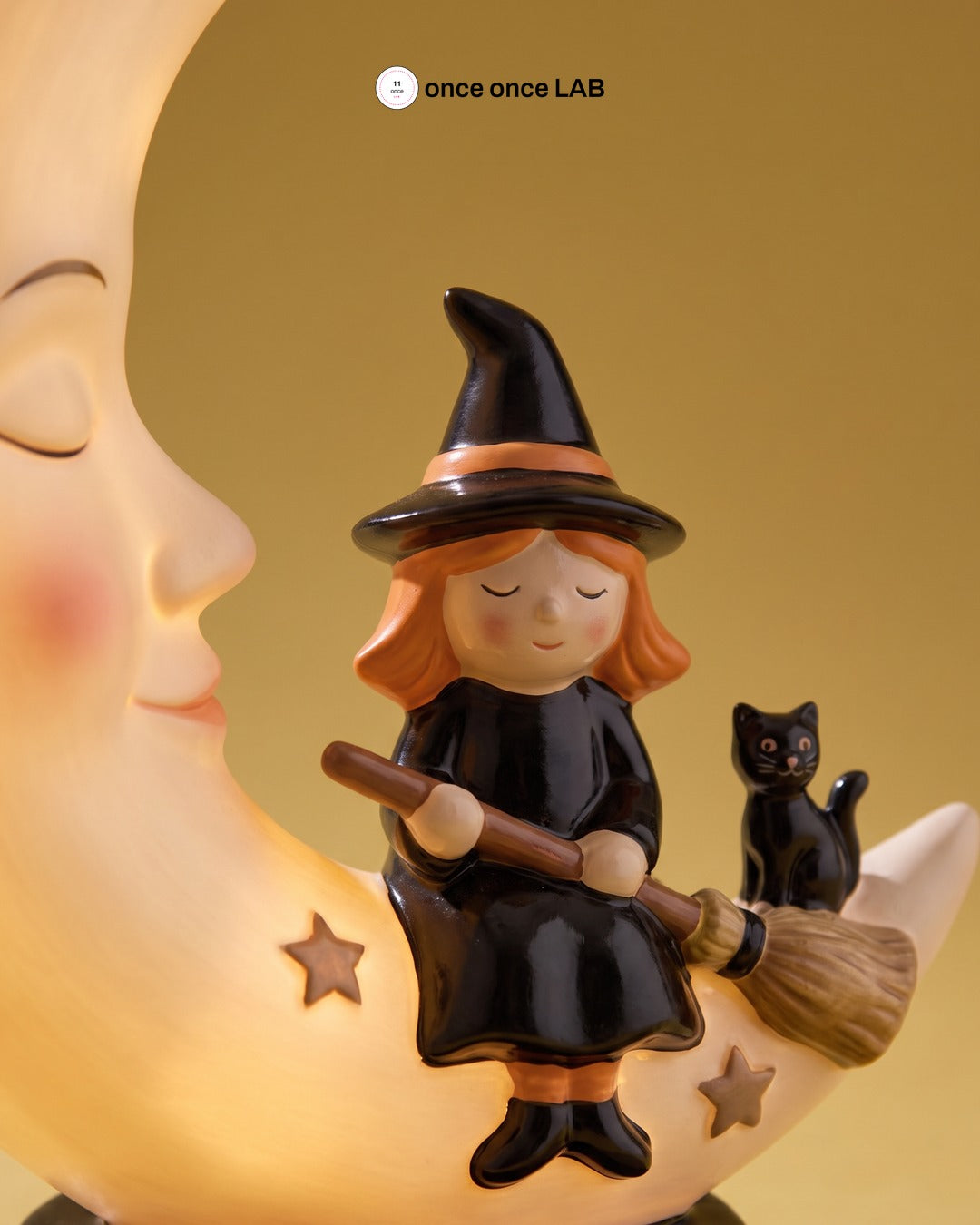Brujita sobre la Luna con Gatito — Lámpara LED Vintage de Halloween — Once Once Lab