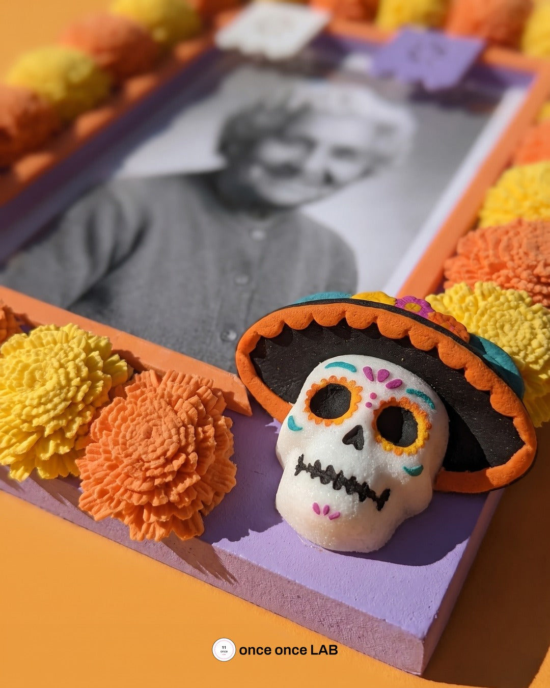 Portarretrato Día de Muertos con cempasúchil — once once LAB