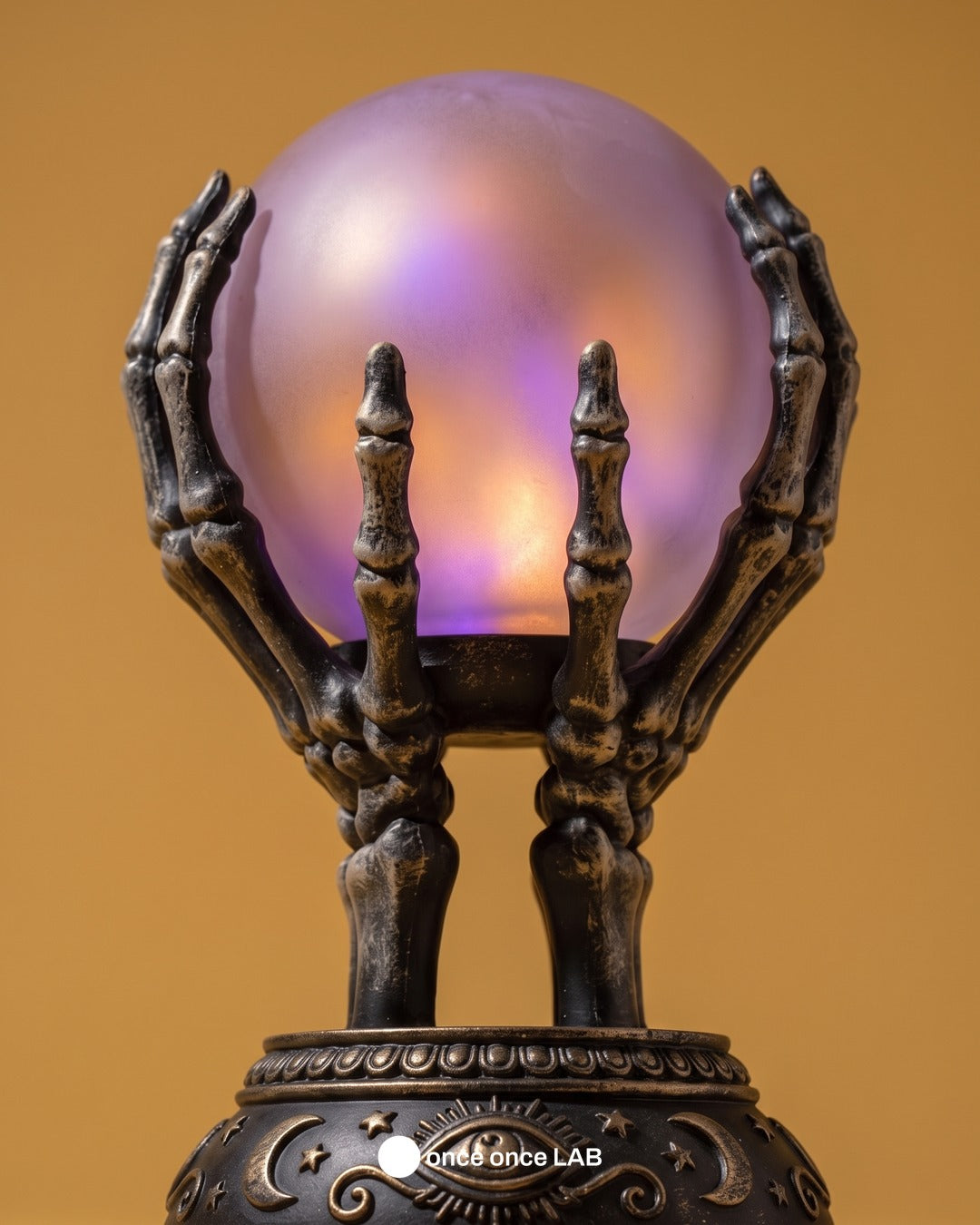 Bola de Cristal de Adivina con Manos de Esqueleto — Lámpara LED Vintage de Halloween — once once LAB