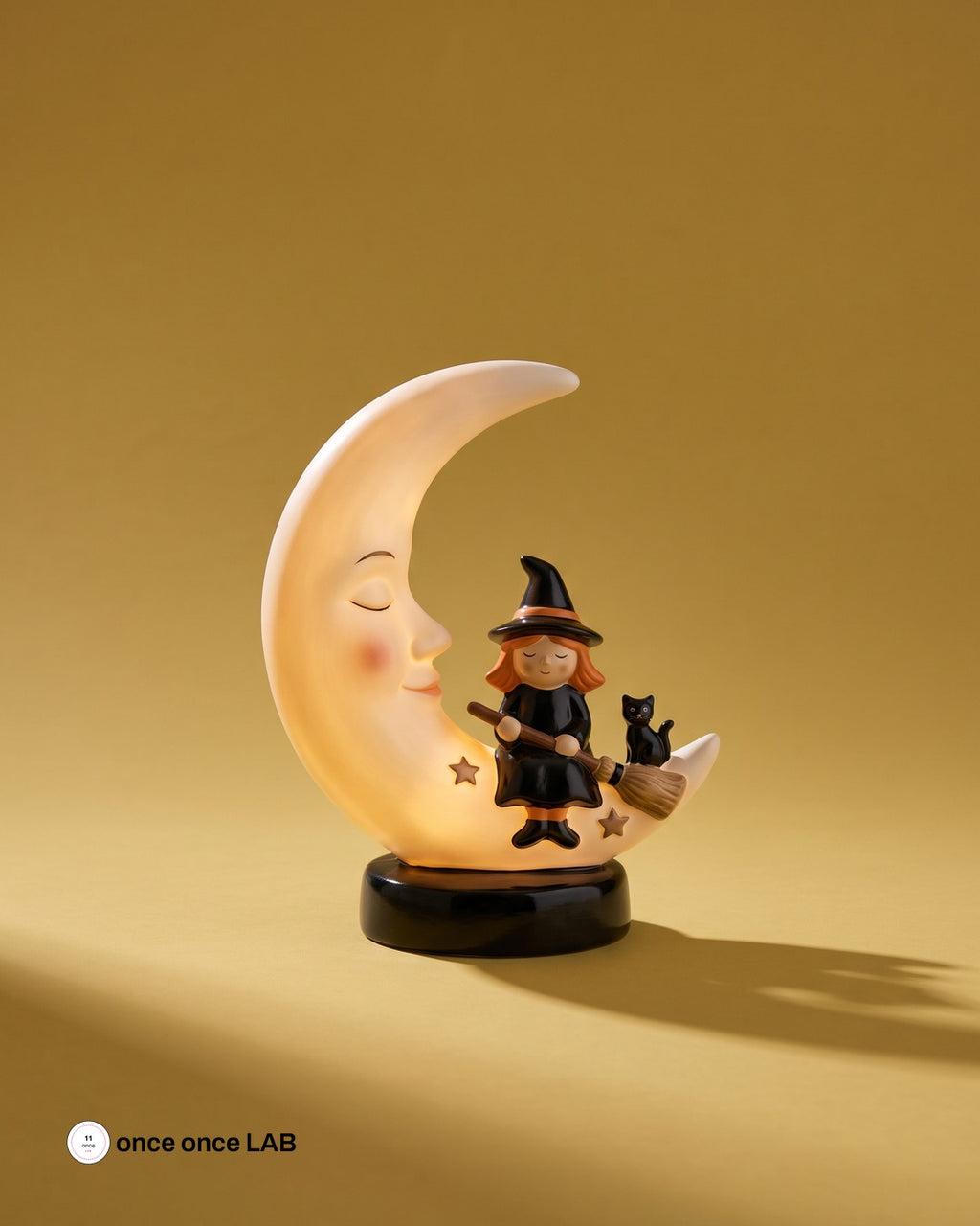 Brujita sobre la Luna con Gatito — Lámpara LED Vintage de Halloween — Once Once Lab