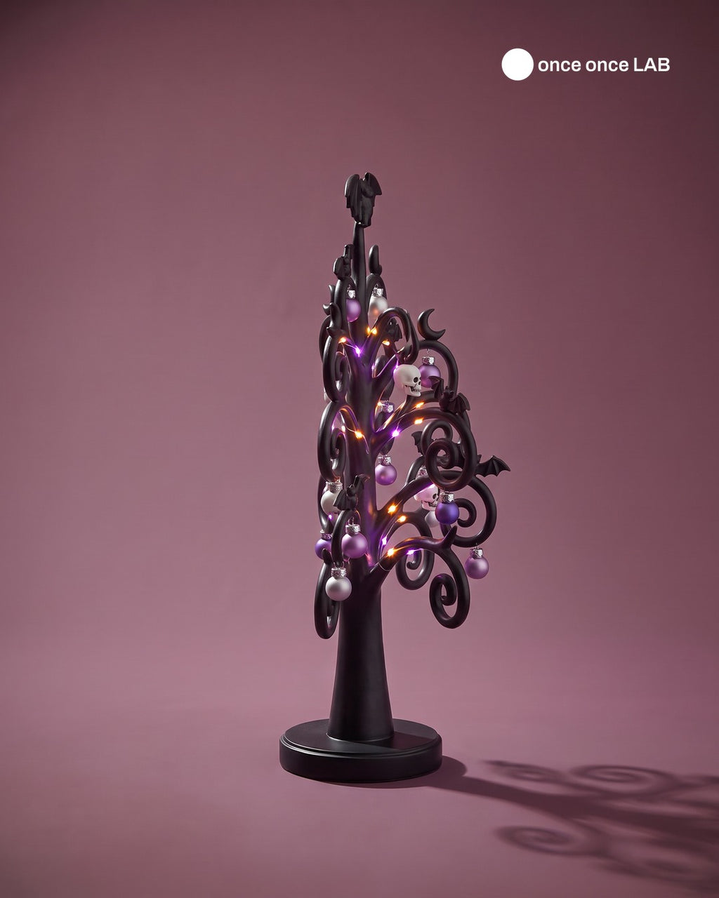 Árbol Gótico con Murciélagos y Calaveritas — Lámpara LED de Halloween a Navidad — once once LAB