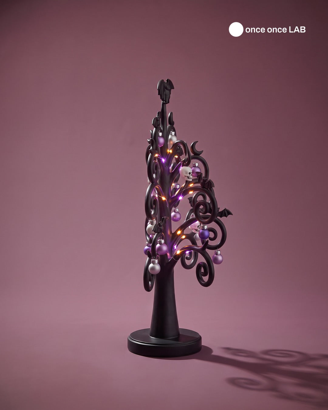 Árbol Gótico con Murciélagos y Calaveritas — Lámpara LED de Halloween a Navidad — once once LAB