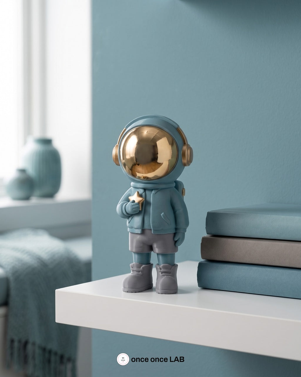 Astronauta Casco Dorado, en un espacio decorado