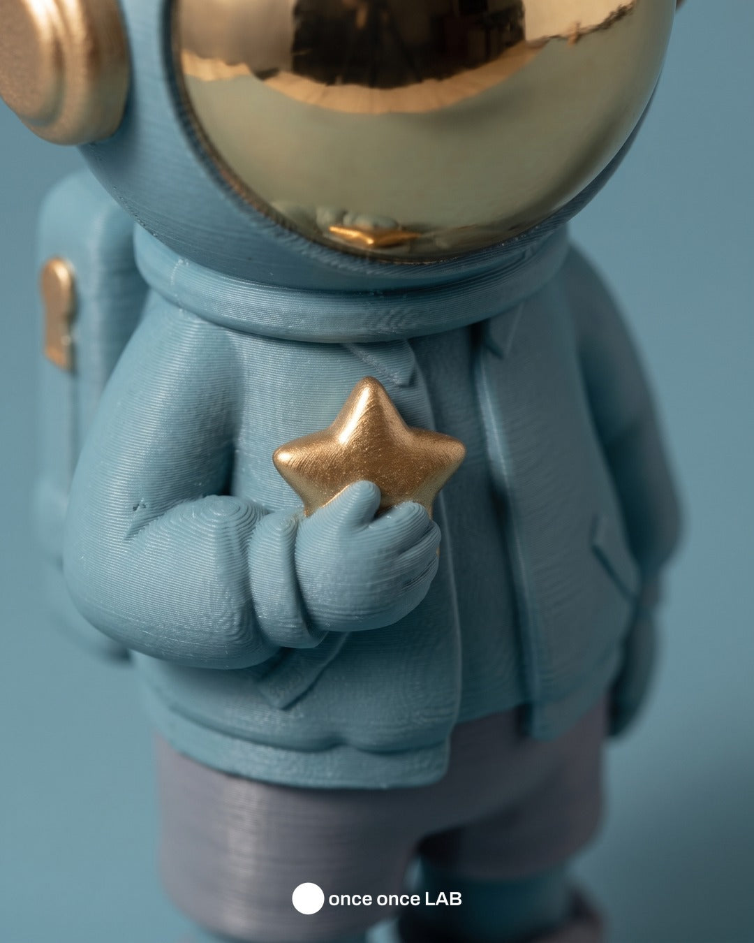 Astronauta Casco Dorado, detalle del acabado mate