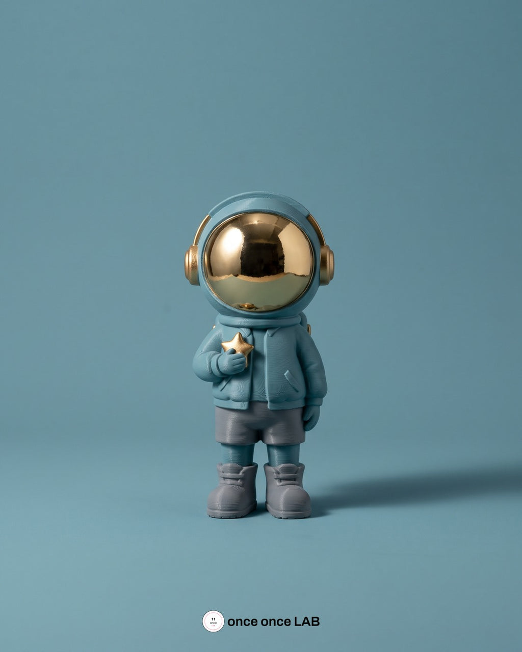 Astronauta Casco Dorado, vista principal sobre fondo tonal