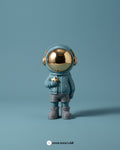 Astronauta Casco Dorado, vista principal sobre fondo tonal