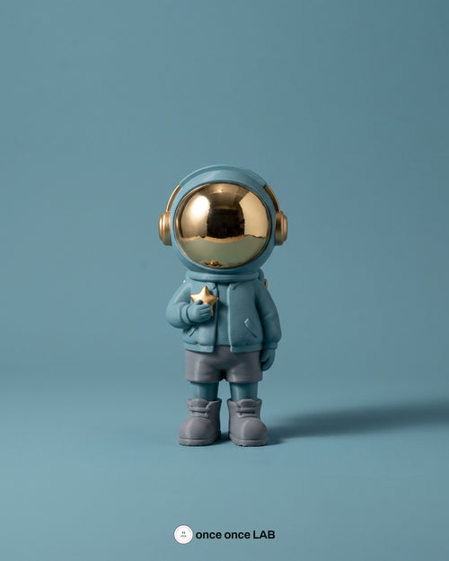 Astronauta Casco Dorado, vista principal sobre fondo tonal