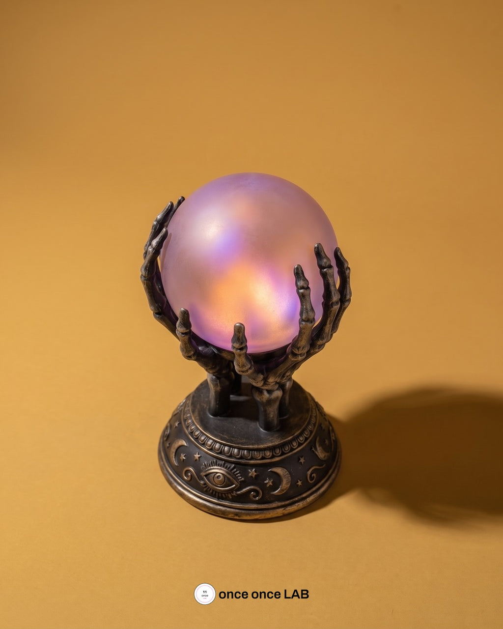 Bola de Cristal de Adivina con Manos de Esqueleto — Lámpara LED Vintage de Halloween — once once LAB