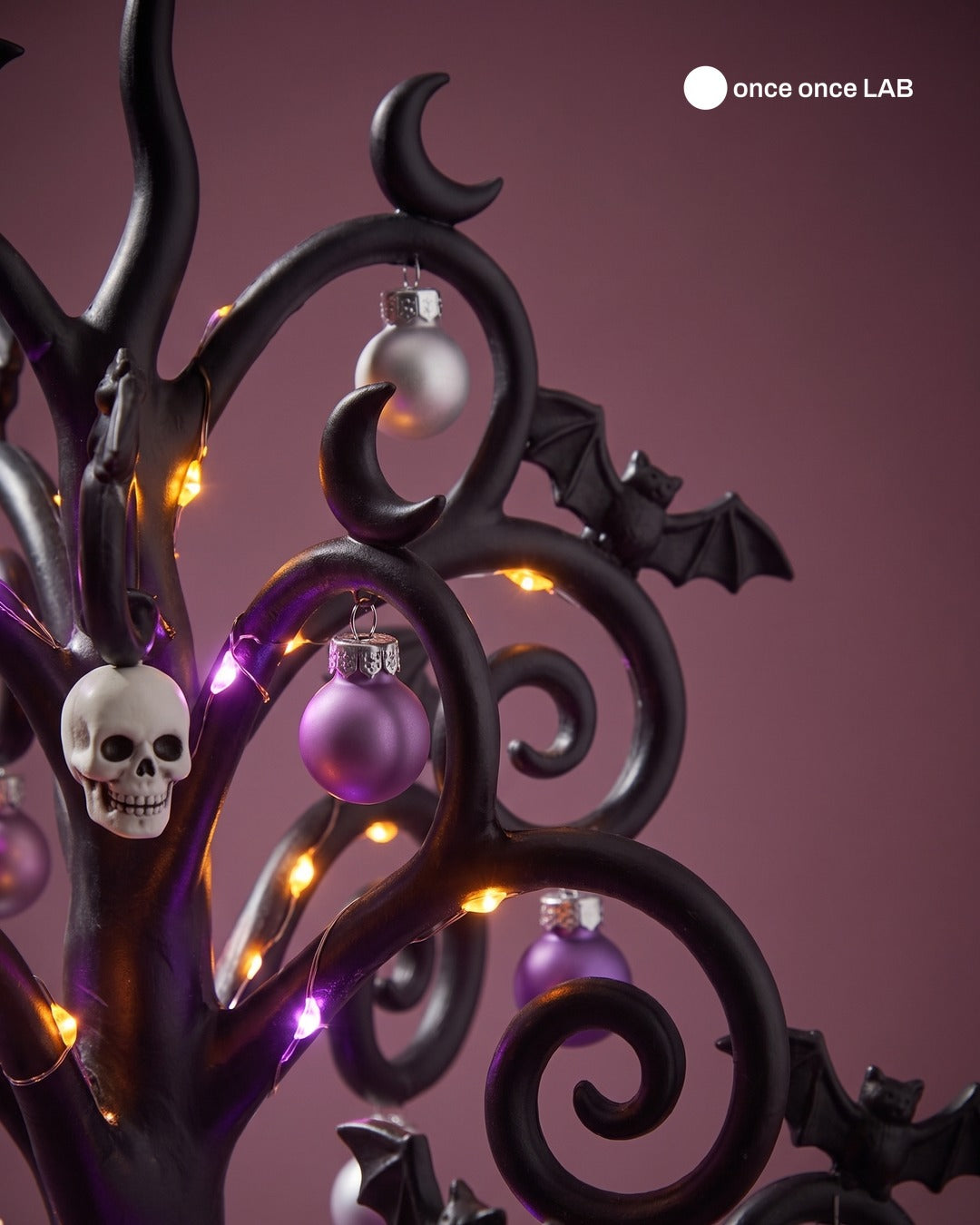 Árbol Gótico con Murciélagos y Calaveritas — Lámpara LED de Halloween a Navidad — once once LAB