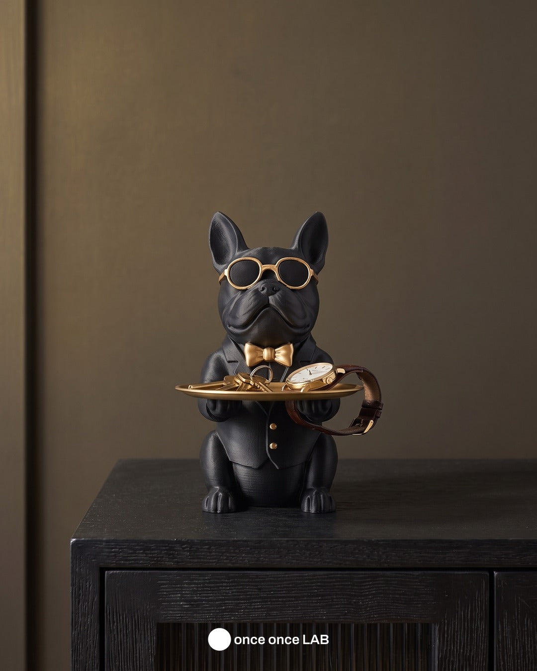 Bulldog Mayordomo, en un espacio decorado
