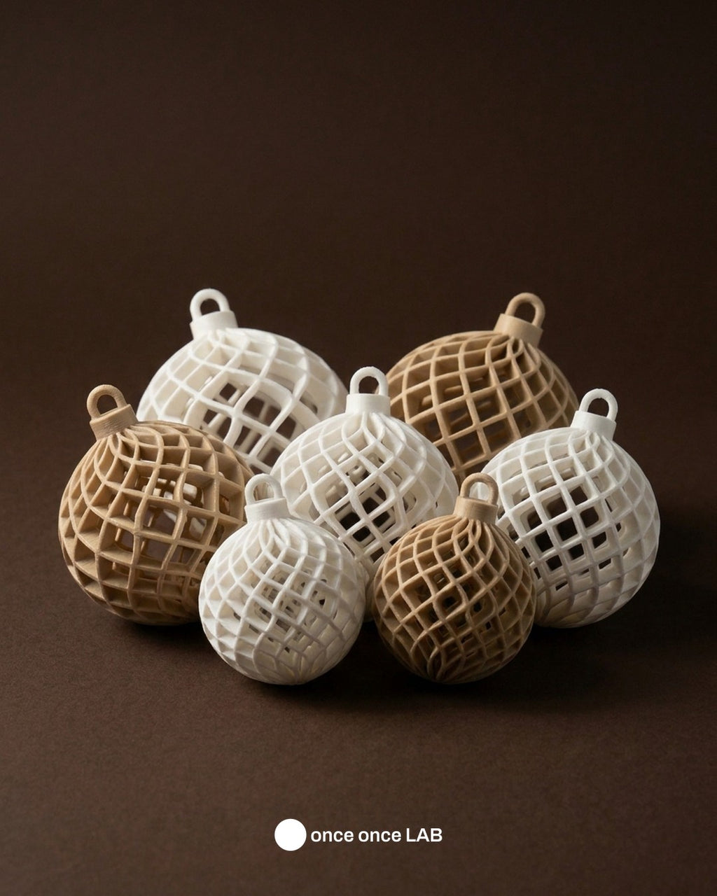 Set de 7 Esferas Lattice Champagne y Perla — Adornos Navideños 6, 8 y 10 cm — Once Once Lab