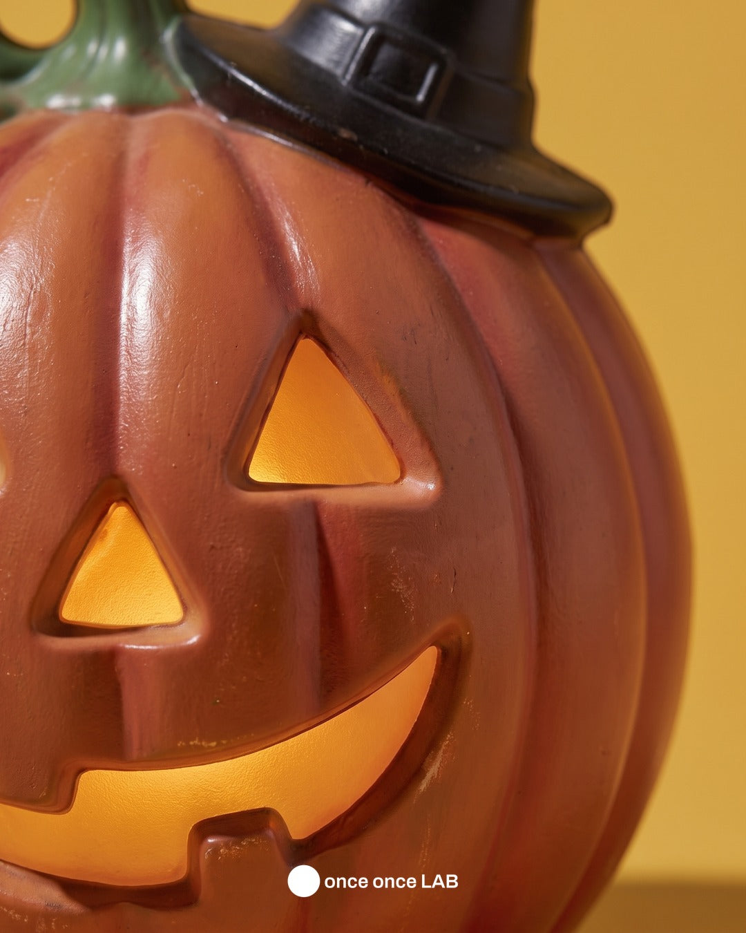 Calabaza Retro Vintage con Sombrero de Bruja — Lámpara LED de Halloween — once once LAB