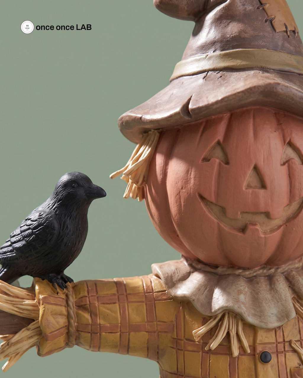 Espantapájaros Cabeza de Calabaza con Cuervo — Figura Decorativa de Otoño y Halloween — Once Once Lab