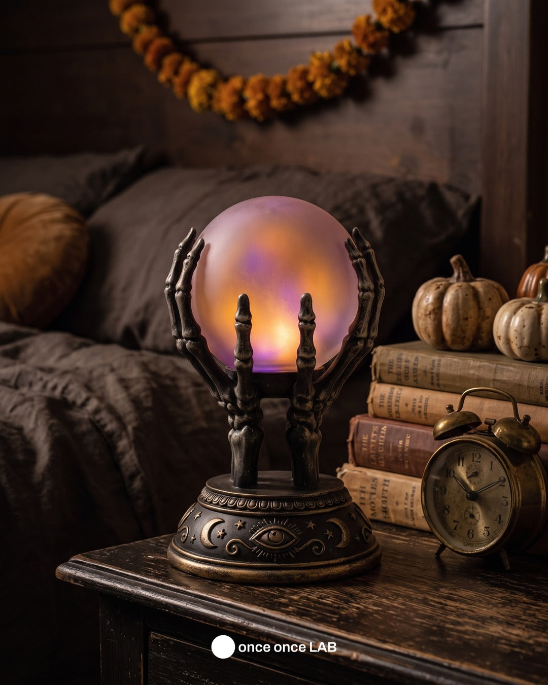 Bola de Cristal de Adivina con Manos de Esqueleto — Lámpara LED Vintage de Halloween — once once LAB