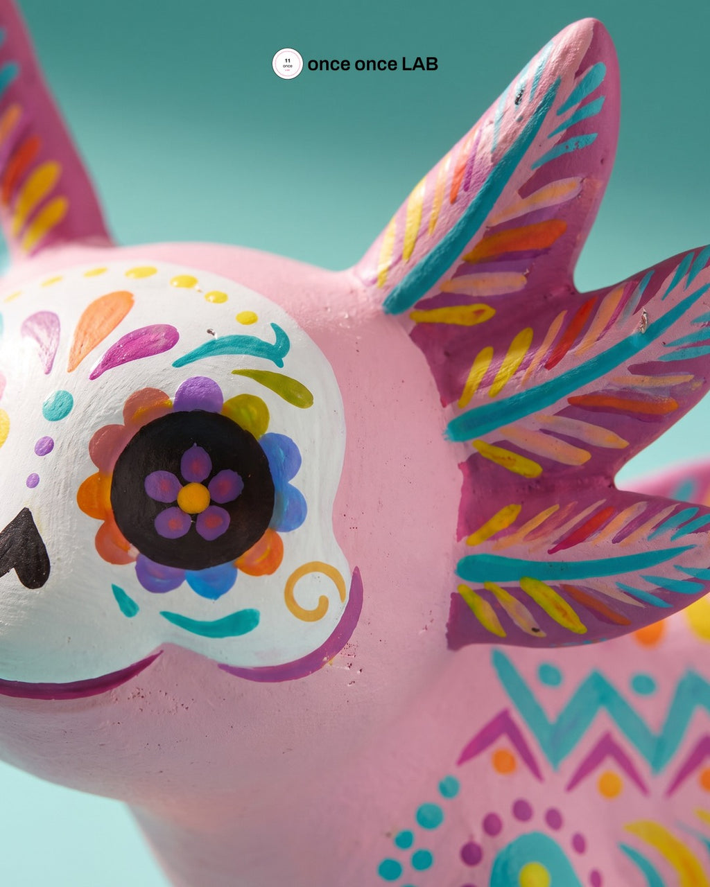 Ajolote Alebrije Calaverita en Cempasúchil — Figura para Ofrenda de Día de Muertos — Once Once Lab