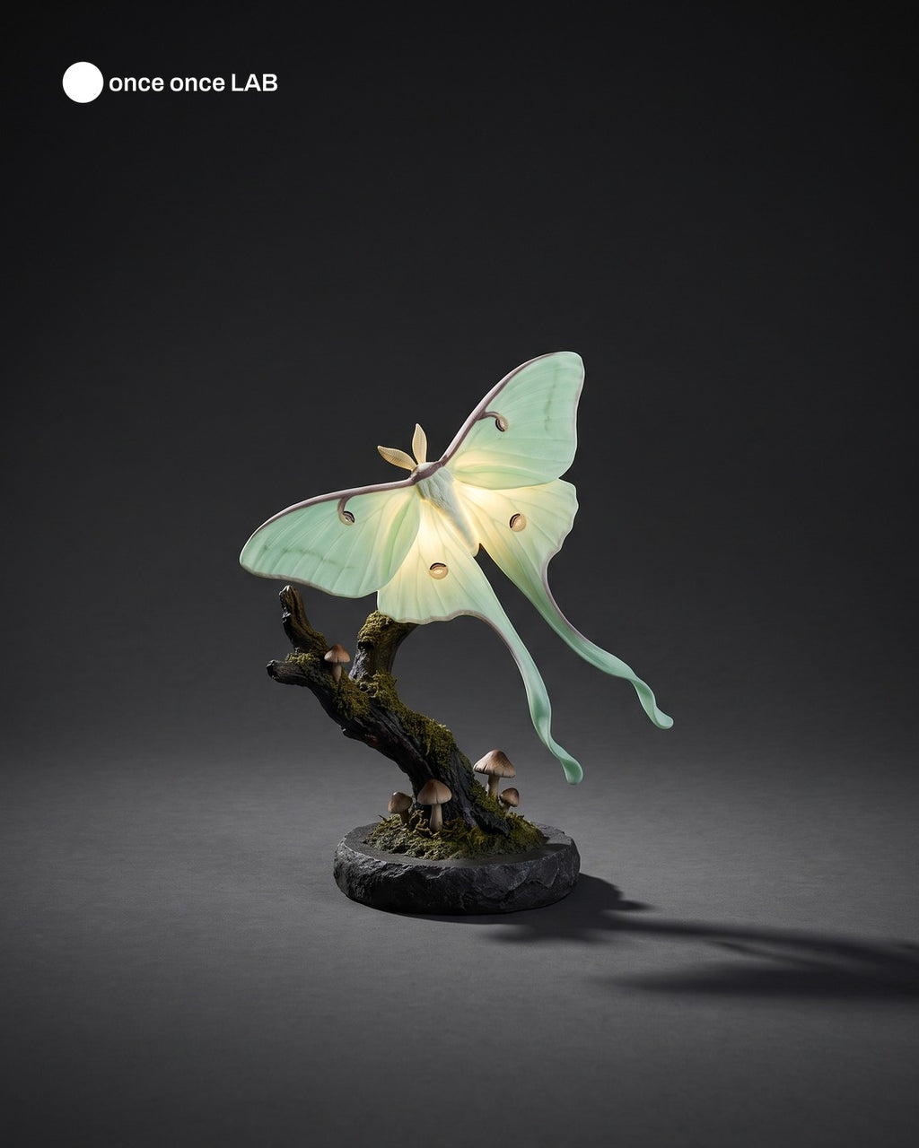 Polilla Luna sobre Rama con Hongos — Lámpara LED Gótica de Halloween — Once Once Lab
